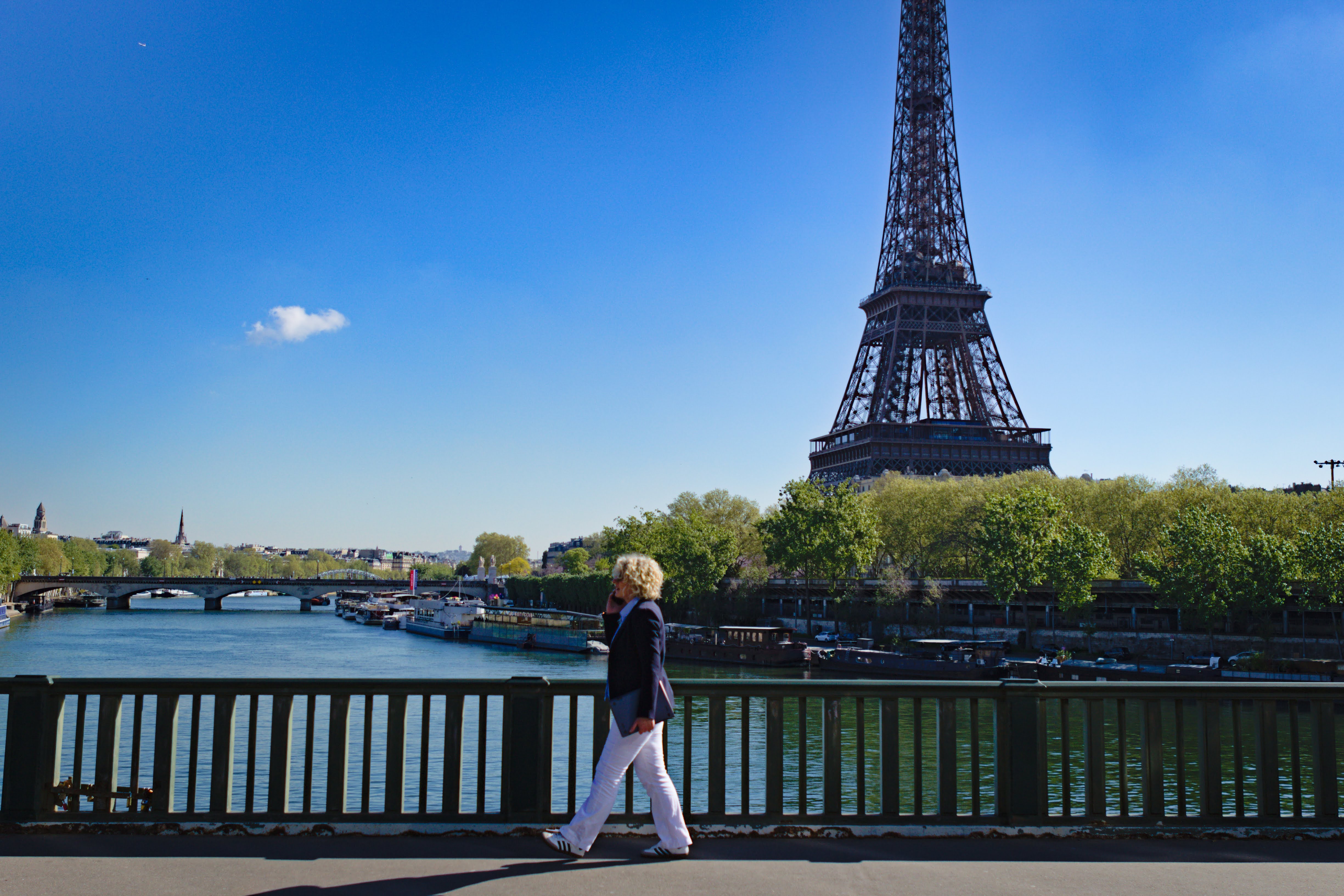 Nathalie Mazet devant la Tour Eiffel